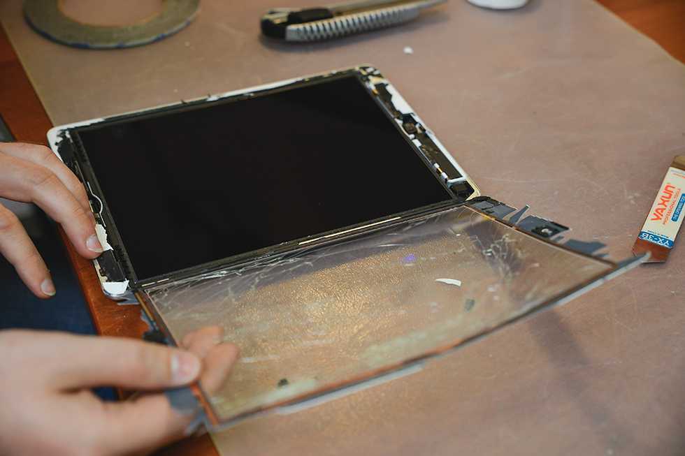 Стоимость ремонта экрана телефона. Разбитый сенсорный экран. Отремонтировать стекло на телефоне. Сенсор на стекле. Разбитый тачскрин.