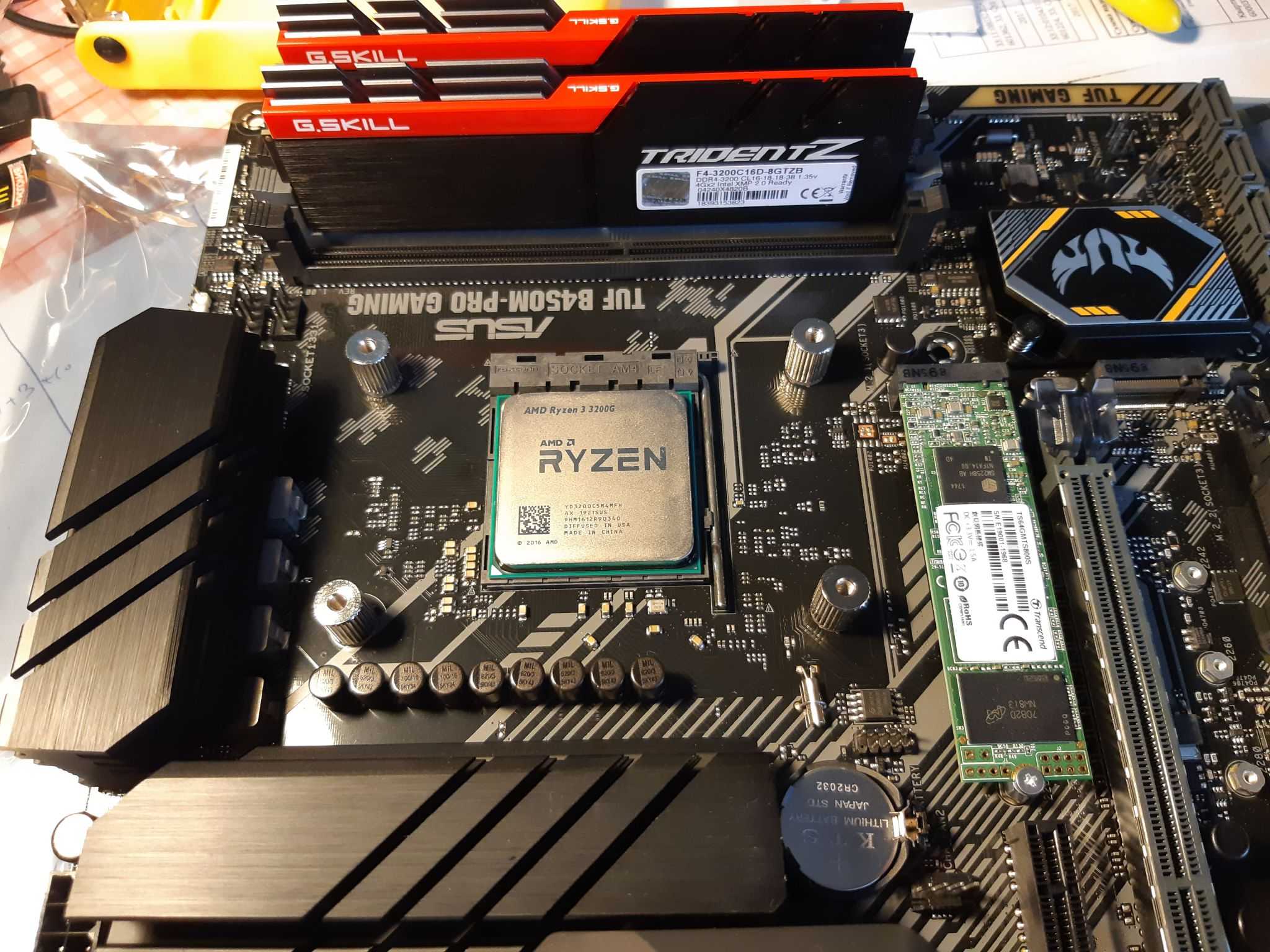 Ryzen 5600 какую материнскую плату. AMD Ryzen 3 3200g. Процессор AMD Ryzen 3 3200g am4. AMD Ryzen 3 Pro 3200g. Процессор AMD Ryzen 5 5500 OEM.